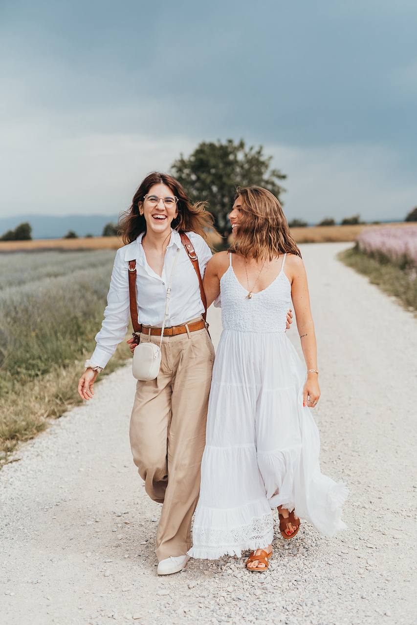 Due donne che camminano insieme su una strada sterrata nella pagina La mia famiglia lavorativa