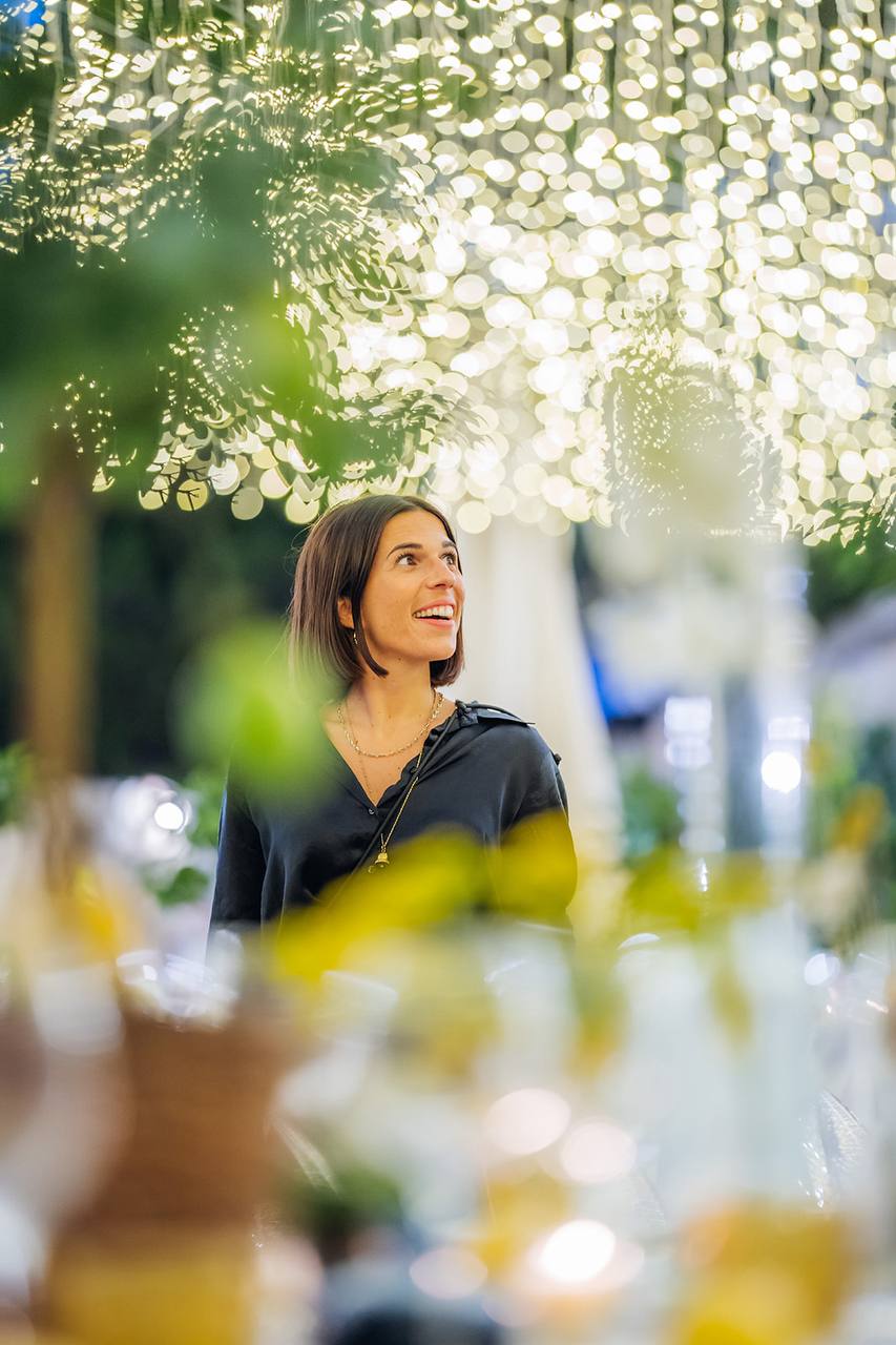 Donna con capelli corti scuri, sorriso e collana delicata su pagina La mia famiglia lavorativa