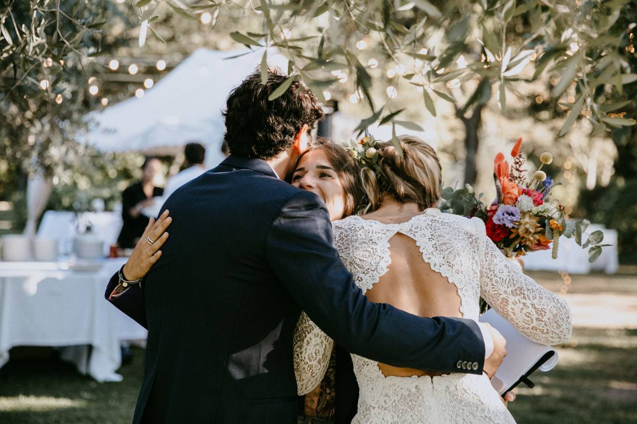 Coppia che si abbraccia al matrimonio all’aperto sulla pagina La mia famiglia lavorativa