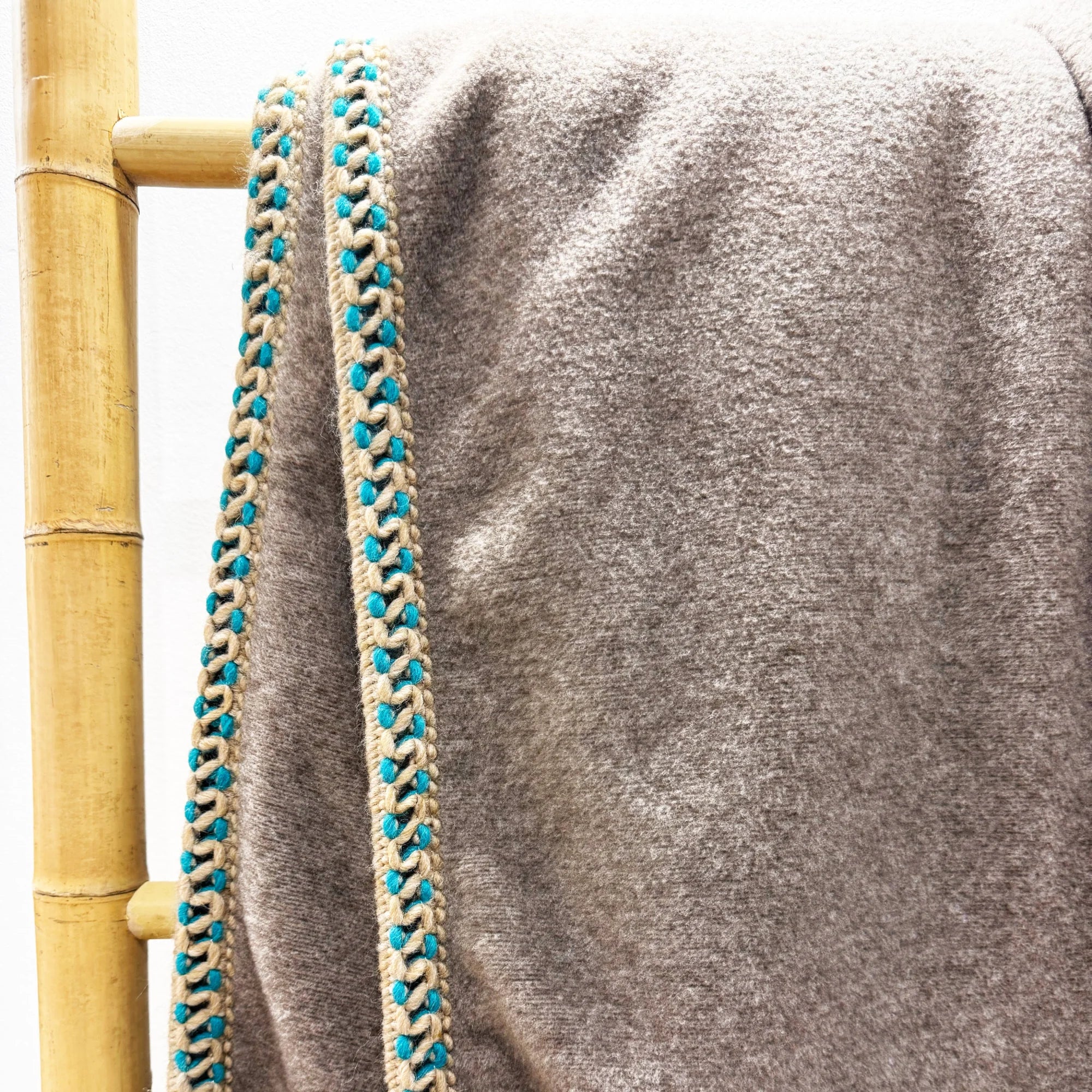 Coperta Soft Bamboo Nimes Tortora – Eleganza Naturale con Dettagli Turchesi - Martina Ferrari Concept Store