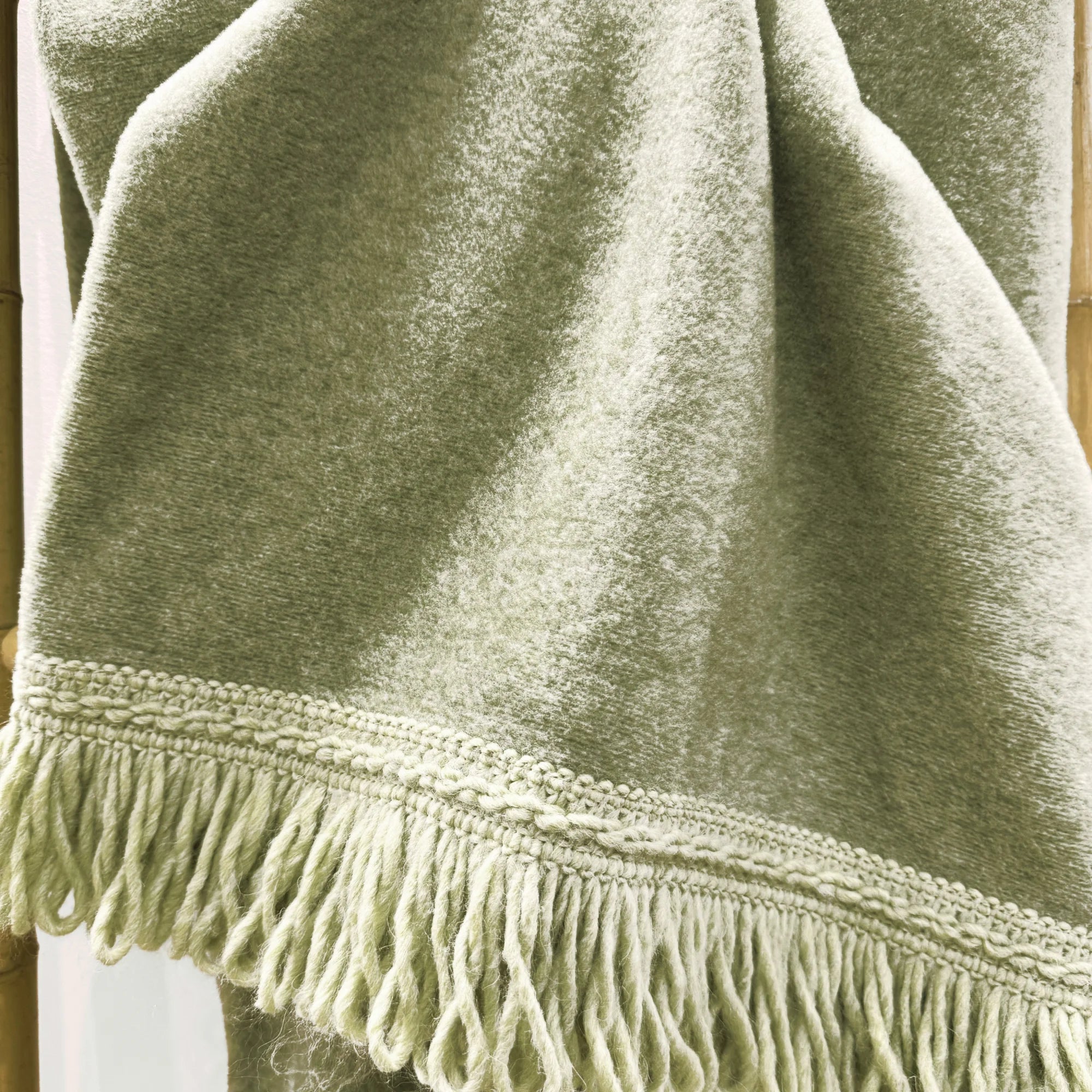 Coperta Soft Bamboo Torchon Muschio – Morbidezza Naturale e Dettagli Artigianali - Martina Ferrari Concept Store