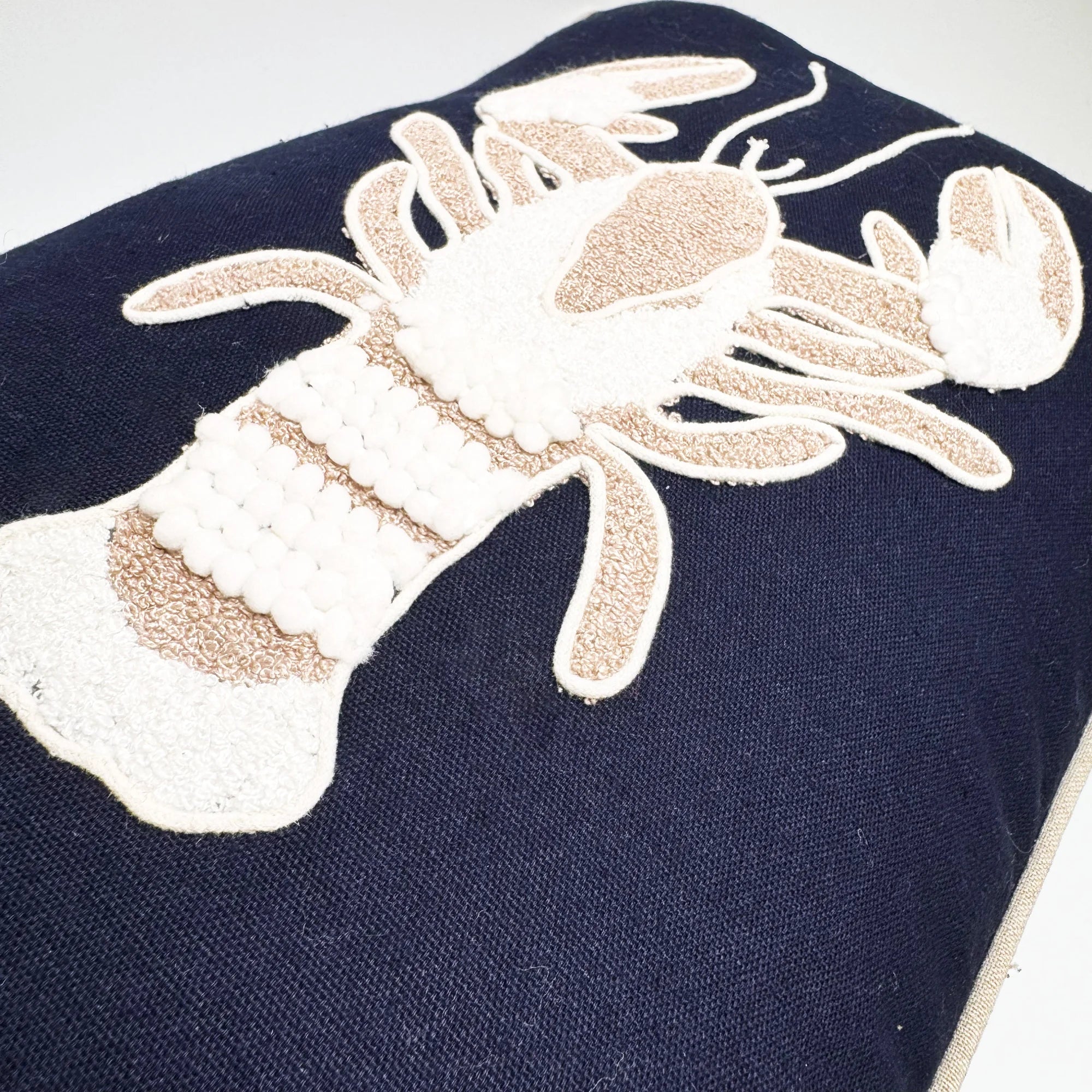 Cuscino Ricamato con Aragosta Blu 30x45 cm – Coastal Chic - Martina Ferrari Concept Store